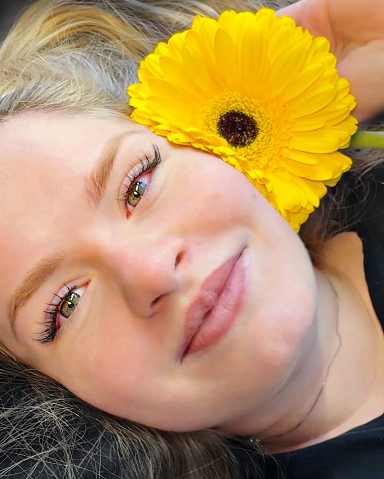 Lash set with yellow flower