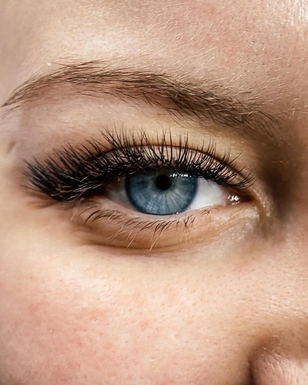 Classic lash set on blue eye